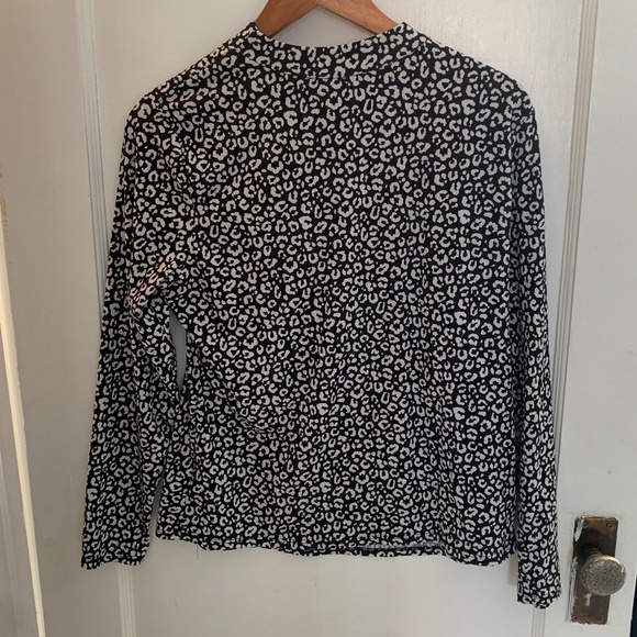 Suzy Shier mock neck top w/ asymmetrical cut out at neckline black & white print - Picture 10 of 12